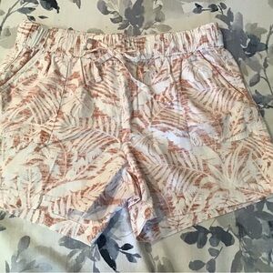 Women's Palm-Print Pull-On Athletic Shorts in Pale Pink